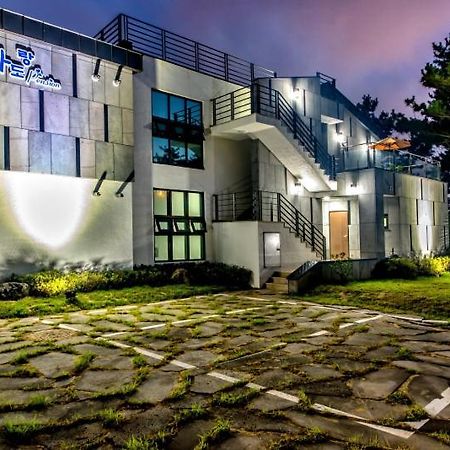 Gasthaus Sea And Wave Seogwipo Exterior foto